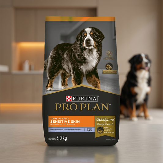 Bolsa Purina Pro Plan Sensitive Skin Adulto Cordero de 3 kg, empaque negro y naranja con boyero de Berna impreso, en primer plano con perro desenfocado en clínica veterinaria, Monte Blanco Nicaragua. Monte Blanco Distribuciones Veterinarias