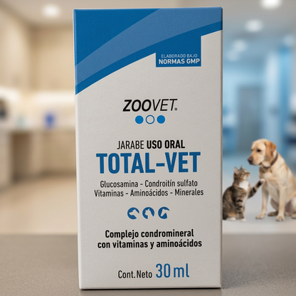 Caja de Total Vet Zoovet 30 ml, jarabe oral complejo condromineral con vitaminas y aminoácidos, en primerísimo primer plano con perro y gato al fondo